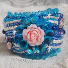 Pulsera brazalete Belle Epoque Haute-Couture bordada con cristales de Swarovski, cabujones de resina y rocallas